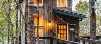 Treetop Hideaways: Dogwood Treehouse in Chattanooga