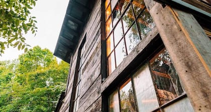 Treetop Hideaways: Luna Loft Treehouse