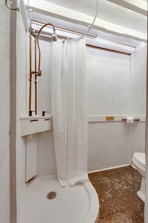 Een douche, een haardroger, handdoeken