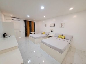 Desk, laptop workspace, free WiFi - Riders Inn Resort (Irosin)