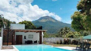 2 outdoor pools