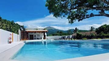 2 outdoor pools
