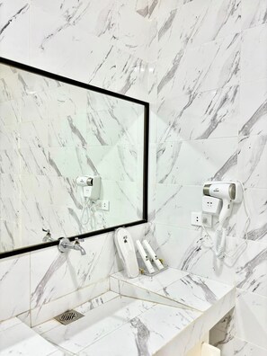 Comfort tweepersoonskamer, uitzicht op tuin | Badkamer | Een douche, handdoeken, zeep, shampoo