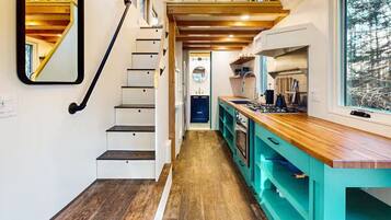 Fridge, oven, stovetop, coffee/tea maker