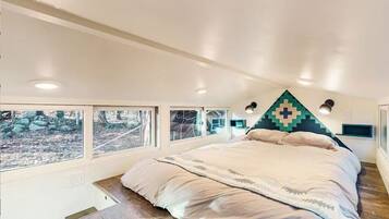 1 bedroom, desk, free WiFi, bed sheets