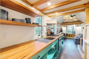 KĂŒhlschrank, Ofen, Herdplatte, Wasserkocher mit Kaffee-/Teezubehör