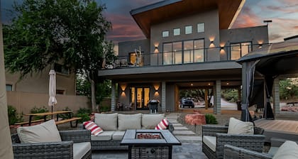 Sedona Cathedral Rock Sanctuary: Luxurious 3BR retreat with Red Rock views.