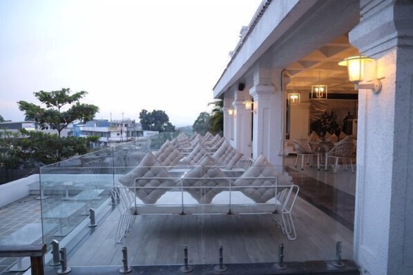 Outdoor pool - Hotel FORT28 (Nagpur)