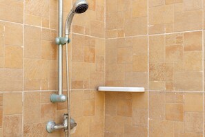 Dusche, Haartrockner, Handtücher