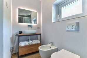 シャワー、ヘアドライヤー、タオル