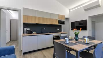 Frigorifero, microonde, forno, piano cottura