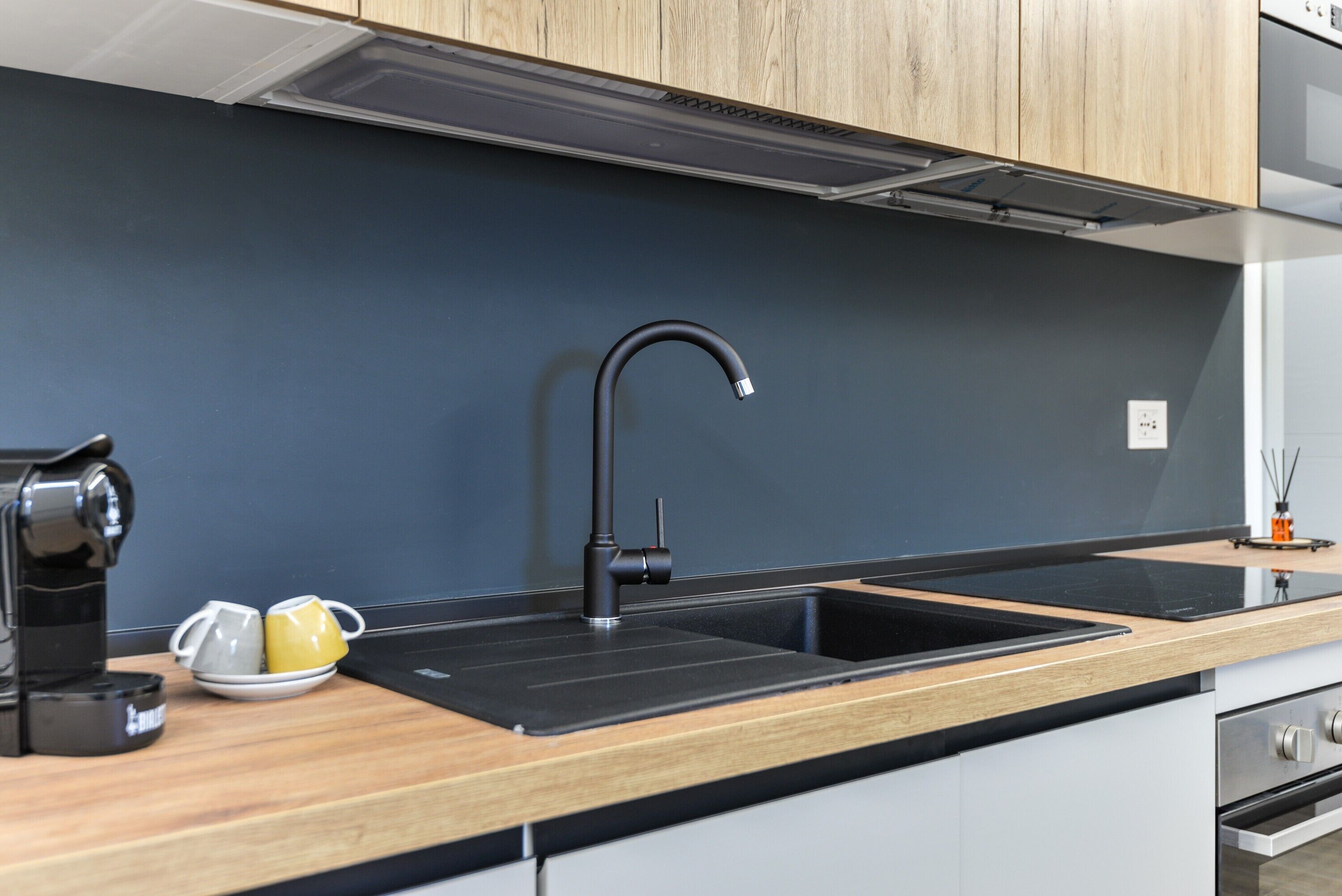 Kjøleskap, mikrobølgeovn, ovn og kokeplater