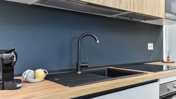 Kjøleskap, mikrobølgeovn, ovn og kokeplater