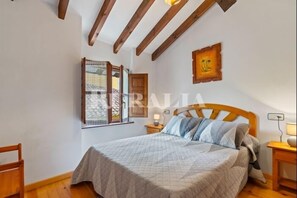 3 dormitorios, tabla de planchar con plancha, ropa de cama