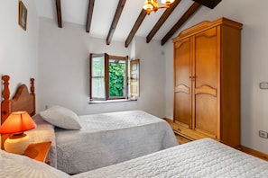 3 habitaciones, tabla de planchar con plancha y ropa de cama