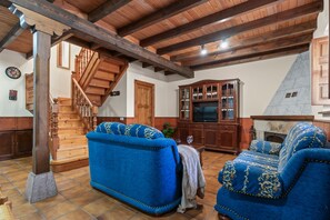 TV, fireplace - Gloria Ardisana House (Ardisana)