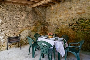 Outdoor dining - Gloria Ardisana House (Ardisana)