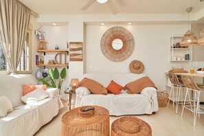 TV - Apartment 'Rosa Náutica La Herradura' with Shared Pool and Wi-Fi (Almuñécar)