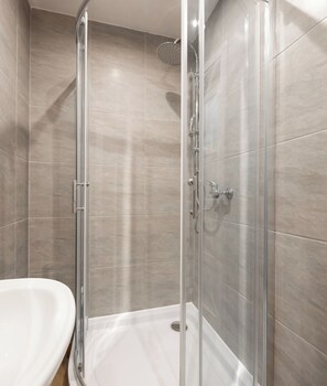Shower, hair dryer, towels - Nowolipki Standard Studio (Warszawa)
