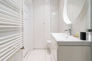 Een douche, een haardroger, handdoeken