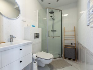 Dusche, kostenlose Toilettenartikel, Haartrockner, Handtücher