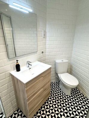 Hair dryer - Grand Central House - Classic Studio Apartment (Gibraltar)