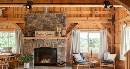 The Rustic Retreat: Elegant cabin with WiFi & AC in an enchanting location!