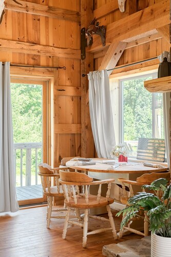 The Rustic Retreat: Elegant cabin with WiFi & AC in an enchanting location!