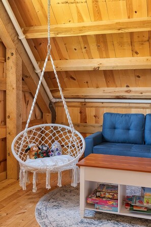 Children’s area - The Rustic Retreat: Elegant cabin with WiFi & AC in an enchanting location! (Pearl City)
