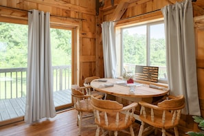 Dining - The Rustic Retreat: Elegant cabin with WiFi & AC in an enchanting location! (Pearl City)