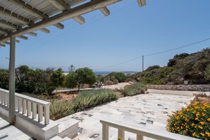 Property grounds - Holiday Home 'Nena's Cycladic Villa' with Sea View, Wi-Fi and Air Conditioning (Paros)