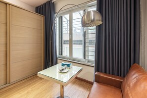 Caja de seguridad en la habitación y cortinas blackout