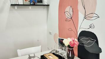 Luksushuone, kaupunkinäköala | Tallelokero huoneessa, pimennysverhot, äänieristys, silitysrauta/-lauta