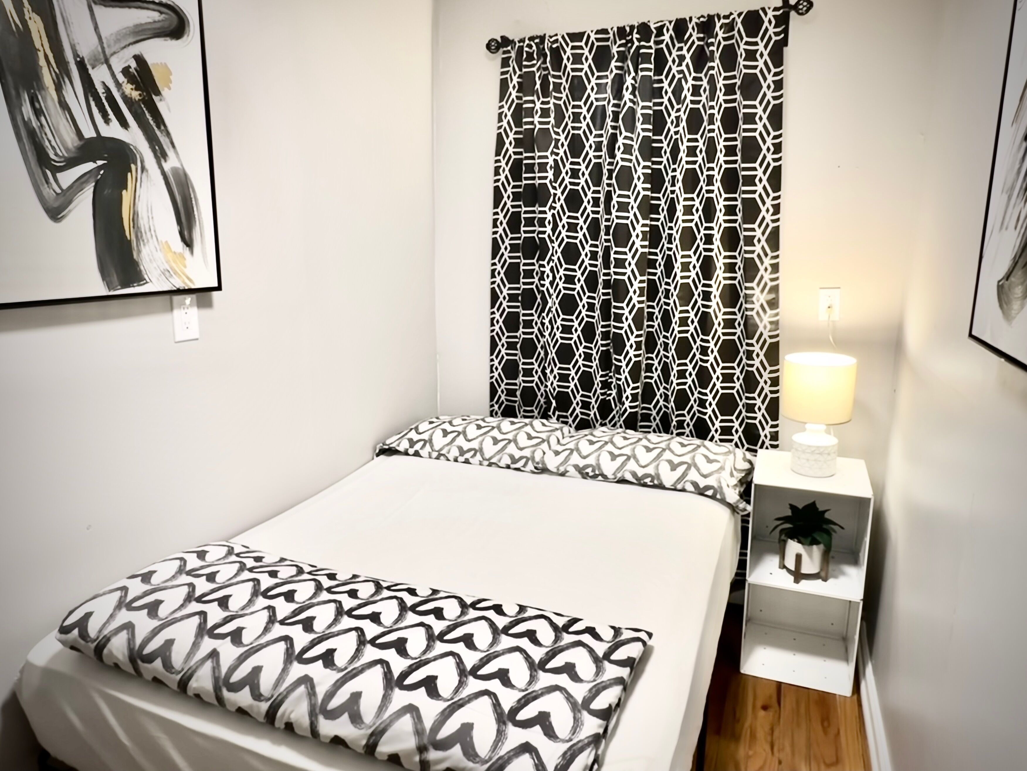 Cozy 1-bedroom hotel with AC and WiFi in delightful Brooklyn