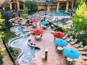 Una piscina techada, una piscina al aire libre