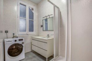 Hair dryer, towels - Nice Antiga Esquerra de l'Eixample 4BR w/ A/C, Elev & W/D, by Blueground (Barcelona)