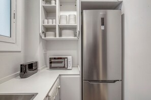 Fridge, microwave, oven, stovetop - Nice Antiga Esquerra de l'Eixample 4BR w/ A/C, Elev & W/D, by Blueground (Barcelona)
