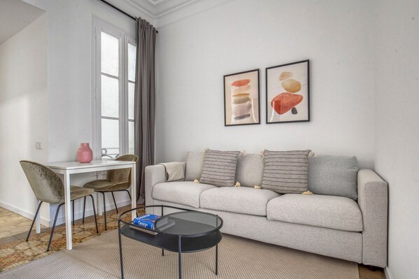 TV, stereo - Nice Antiga Esquerra de l'Eixample 4BR w/ A/C, Elev & W/D, by Blueground (Barcelona)