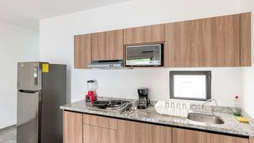 Kühlschrank, Mikrowelle, Herdplatte, Wasserkocher mit Kaffee-/Teezubehör