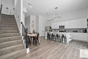 Dining - Flower Box at Lake Conroe is a charming 3BR/8P with Gorgeous Outdoor Patio (Montgomery)