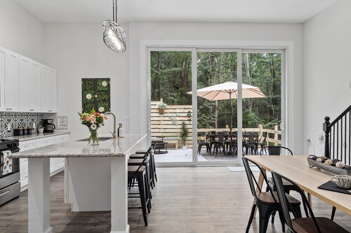 Flower Box at Lake Conroe is a charming 3BR/8P with Gorgeous Outdoor Patio