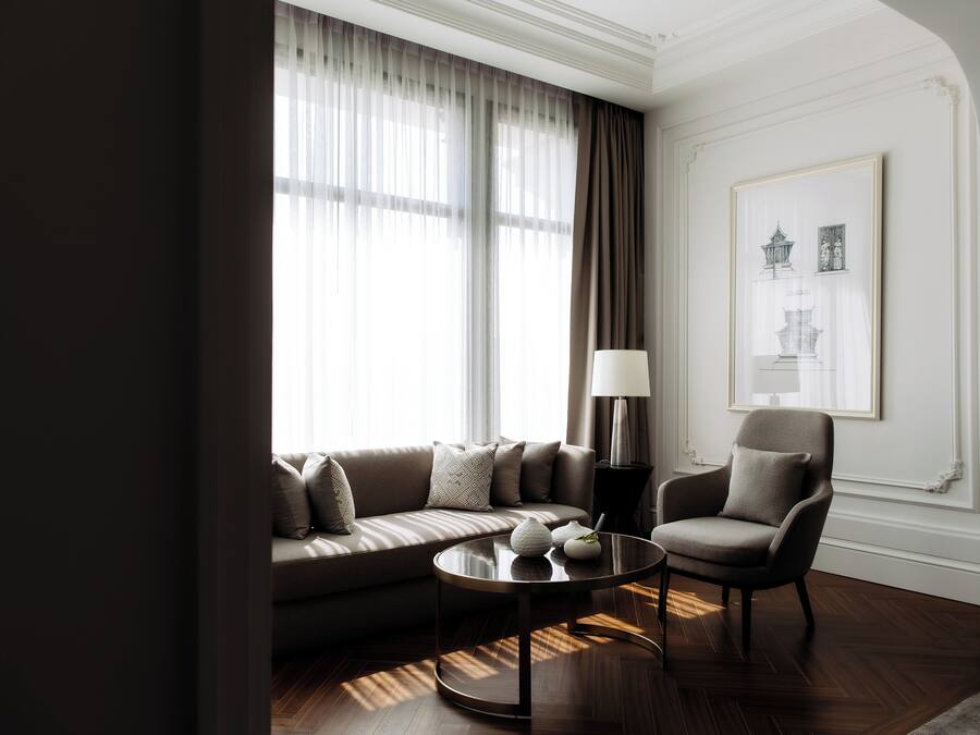 Un salon moderne avec un canapé, un fauteuil et une table basse.