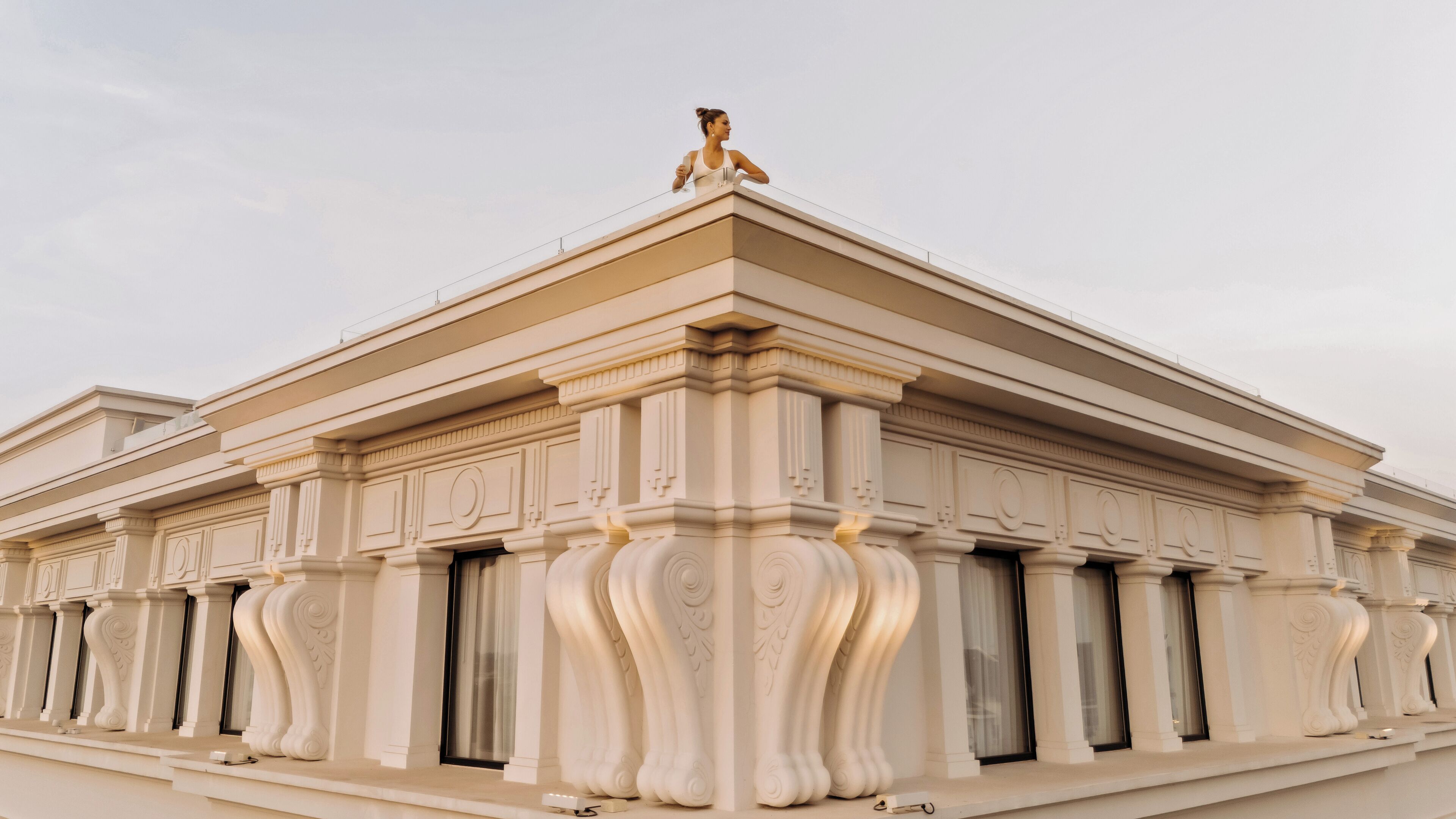 Un edificio clásico con columnas ornamentadas y una estatua en la parte superior.