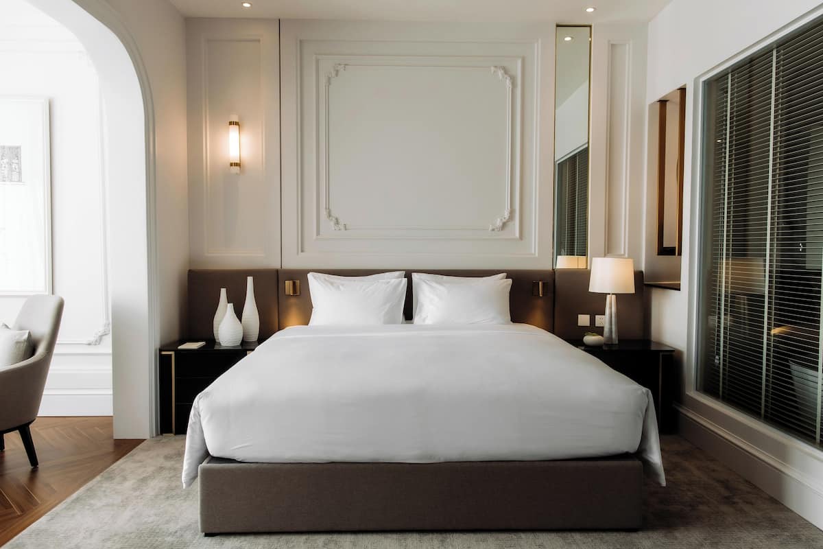 Luxe beddengoed, een kluis op de kamer, een bureau