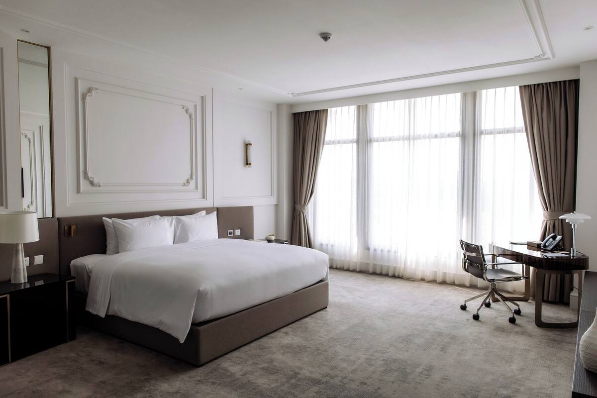 Luxe beddengoed, een kluis op de kamer, een bureau