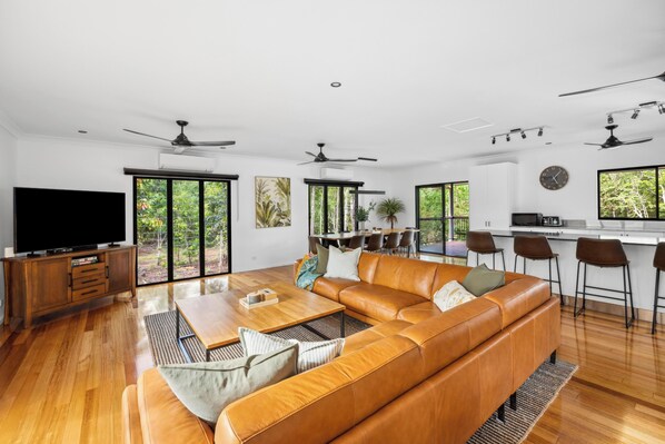 Living area - Oasis by Anglers Choice (Dundee Beach)