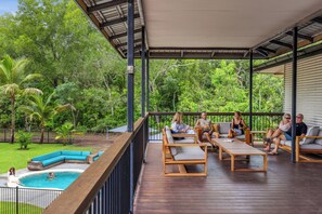บ้านพักลักซ์ชัวรี่, 3 ห้องนอน, วิวสระว่ายน้ำ | ลานระเบียง/นอกชาน