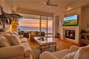 Smart-tv, een open haard en boeken