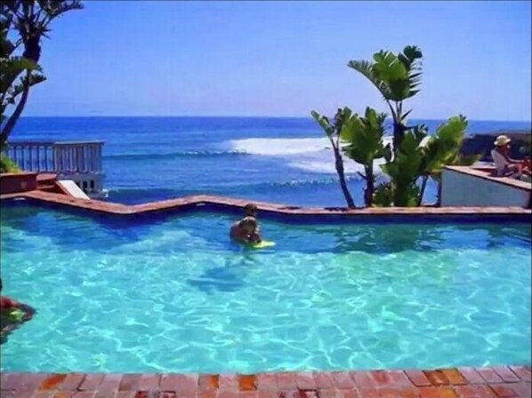 Una piscina al aire libre, una piscina climatizada