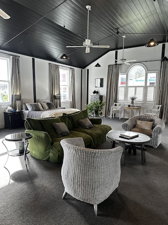 Smart TV. Boutique accomodation in Te Aroha, 3 minutes walk to centre of town